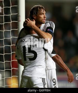 Football - UEFA Europa League - Groupe A - Swansea City v St Gall - Liberty Stadium.Wayne Routledge de Swansea City (à gauche) célèbre avec son coéquipier Miguel Michu après avoir marquant le premier but de son équipe Banque D'Images