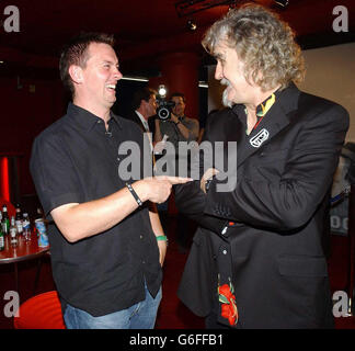 Billy Connolly parle au gagnant de Big Brother 4 Cameron, alors qu'il arrive au cinéma Warner Village de Leicester Square à Londres, pour la première de son nouveau film "The Man When Sued God". Banque D'Images