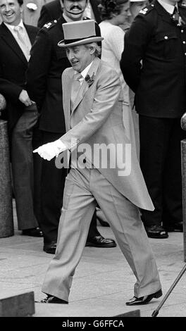 Le Comic Spike Milligan marche vers la cathédrale St Paul à Londres pour assister au mariage royal entre le Prince de Galles et Lady Diana Spencer. Banque D'Images