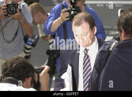 Le directeur de BBC News Richard Sambrook arrive à la haute Cour de Londres pour témoigner le troisième jour de l'enquête Hutton sur le décès du scientifique gouvernemental David Kelly. Susan Watts, rédactrice scientifique de BBC2 Newsnight, est arrivée dans la salle des témoins ce matin pour décrire ses interactions avec le Dr Kelly, qui a apparemment claqué son poignet à un endroit magnifique après avoir été nommée source de la BBC, qui affirme qu'un dossier de renseignements du gouvernement sur l'Irak a été « dérangé ». Banque D'Images