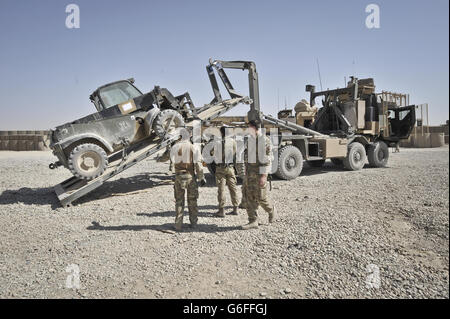 Les soldats britanniques de la 1 brigade mécanisée chargent un chariot élévateur à bord d'un véhicule destiné au Royaume-Uni comme dernière base de patrouille britannique restante, PB2, dans le district de Nahr-e-Saj, dans la province de Helmand, en Afghanistan, et les troupes se ferment de l'ancien emplacement stratégique clé de la zone verte,Qui, au fil des ans, a connu de violents combats et qui seront désormais totalement repris par les forces afghanes dans le cadre du retrait, se dirigeant vers le retrait total des forces britanniques en 2014. Banque D'Images