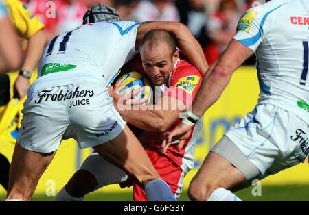 Rugby Union - Aviva Premiership - Gloucester v Exeter Chiefs - Kingsholm Park.Le Charlie Sharples de Gloucester est abordé par Tom James d'Exeter lors du match de Premiership d'Aviva au stade Kingsholm, à Gloucester. Banque D'Images