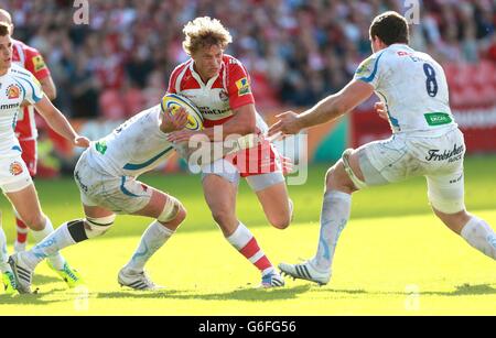 Le Billy Twelvetrees de Gloucccetser est attaqué par Tom Johnson et Dave Ewers d'Exeter lors du match Aviva Premiership au stade Kingsholm, à Gloucester. Banque D'Images