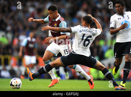 Football - Barclays Premier League - Tottenham Hotspur v West Ham United - White Hart Lane.Kyle Naughton (à droite) de Tottenham Hotspur et Ravel Morrison (à gauche) de West Ham United se battent pour le ballon. Banque D'Images