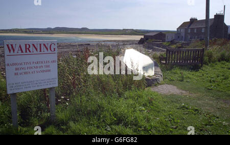 Centrale nucléaire de Dounreay en Écosse. Un organisme de surveillance de l'environnement pourrait recommander de poursuivre l'exploitant de la centrale nucléaire de Dounreay sur la contamination de l'installation, il est apparu. L'Agence écossaise de protection de l'environnement (SEPA) a confirmé qu'elle enquêtait actuellement sur l'Autorité britannique de l'énergie atomique (UKAEA) en vue de prendre des « mesures d'application ». Le problème est censé être centré sur un drain acide partiellement désaffecté sur le site de Caithness. 15/08/03 : les exploitants d'une centrale nucléaire ont enfreint les règles de sécurité après la découverte d'un certain nombre de particules radioactives à proximité Banque D'Images