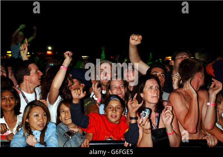 La foule regardant le Feeder jouer sur la scène NME, pendant le festival de musique V2003 à Chelmsford, Essex. Banque D'Images