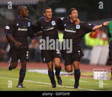 Queen's Park Rangers (l-r) Terrell Forbes, Tommy Williams et Gino Padula, dirigent les célébrations après avoir pris l'initiative, le lundi 18 août 2003, lors du match national de la division 2 contre Brighton et Hove Albion au Withdean Stadium, Brighton, East Sussex.. Banque D'Images