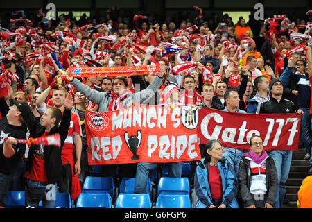 Football - UEFA Champions League - Groupe D - Manchester City / Bayern Munich - Etihad Stadium.Les fans du Bayern Munich applaudissent de leur côté dans les tribunes Banque D'Images