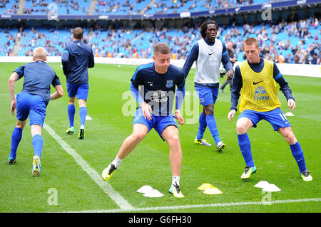 Football - Barclays Premier League - Manchester City / Everton - Etihad Stadium. Ross Barkley (au centre) d'Everton pendant l'échauffement Banque D'Images