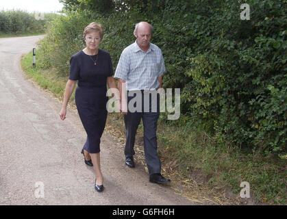 Sheila Cook, mère de la jeune fille disparue Genette Tate, avec son mari Bob sur la scène de la disparition de Genette il y a 25 ans à l'intérieur de Lane, Aylesbeare, Devon. Aujourd'hui marque le 25e anniversaire de la disparition de Genette, âgée de 13 ans, alors qu'elle a roulé un cycle sur un tour de papier. Le mystère de l'endroit où se trouve Genette est la plus longue enquête britannique sur les personnes disparues, avec une équipe de 20 policiers qui tentent encore de résoudre l'énigme. Mme Tate a déclaré avant l'anniversaire d'aujourd'hui: "Vous ne pouvez pas apprécier la durée d'une peine." Banque D'Images