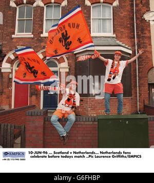 10-JUIN-96 ... Ecosse contre pays-Bas. Les fans des pays-Bas fêtent avant le match d'aujourd'hui Banque D'Images