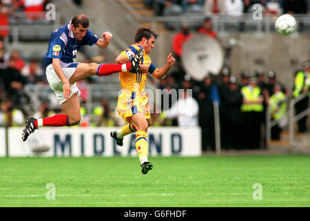 Soccer-Euro 96 -European Championships- France / Roumanie - St James Park , Newcastle Banque D'Images