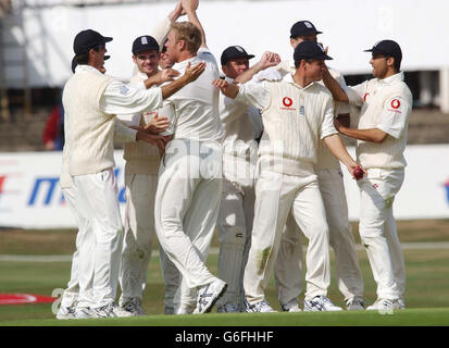 Andrew Flintooff (troisième à gauche, retour à la caméra) célèbre avec ses coéquipiers après avoir revendiqué le cricket d'Andrew Hall en Afrique du Sud, capturé par Nasser Hussain pour 0, pendant la première journée de jeu dans le quatrième match d'essai de npower à Headingley, Leeds. Banque D'Images