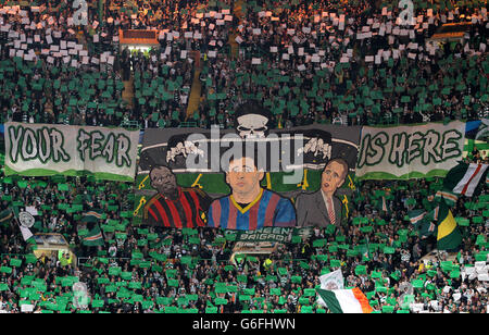 Football - UEFA Champions League - Groupe G - Celtic v Barcelona - Celtic Park.Les fans celtiques brandissent des banderoles dans les supports Banque D'Images