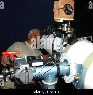 Derek Maskell membre de la Cotswold Astronomical Society sur le regard de Mars de son jardin à Gloucester avec l'aide de son télescope Newtonien de 10 pouces. * les astronomes du Royaume-Uni ont été truquant leurs télescopes pour le moment où Mars va se rapprocher de la Terre qu'il a à tout moment depuis la dernière glace il y a presque 60,000 ans. Banque D'Images