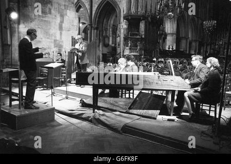 Le compositeur Benjamin Britten discute de la partition avec le joueur de clavecin Philip Ledger, lors d'une répétition à la cathédrale de Southwark, Londres. Une instruction de l'Union des musiciens signifiait que 43 membres de l'Orchestre de chambre anglais n'étaient pas présents, parce que le clavecin Philip Ledger a refusé de rejoindre l'Union. Banque D'Images