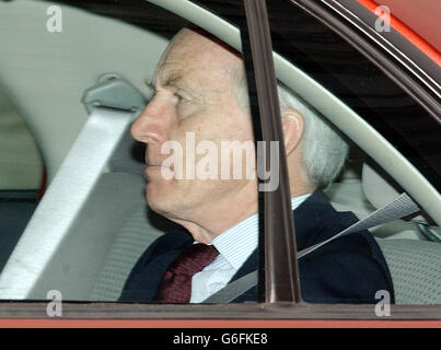 Le très honorable Lord Hutton arrive aux cours royales de justice, dans le centre de Londres. Le secrétaire à la Défense Geoff Hoon a commencé à témoigner de l'enquête sur le décès du scientifique du gouvernement David Kelly. 8 On a spéculé à Westminster que M. Hoon sera la victime la plus importante de l'affaire Kelly, avec des rapports selon lesquels le ministre a accepté qu'il soit le « gars d'automne » du gouvernement. Banque D'Images