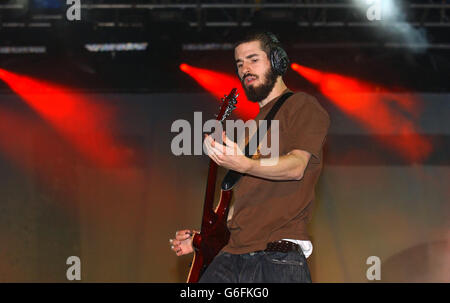 Brad Delson de Linkin Park se présentant sur la scène principale au Carling Reading Festival, à Reading. Banque D'Images