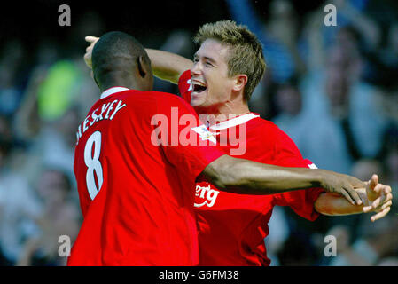 Harry Kewell (R), de Liverpool, célèbre après avoir obtenu son score contre Everton avec Emile Heskey, coéquipier, lors de son match FA Premiership au terrain Goodison Park d'Everton à Liverpool. Banque D'Images