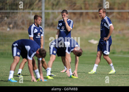 En Irlande du Nord (de gauche à droite) Jamie Ward, Chris Baird et Sammy Clingan lors d'une session de formation au terrain d'entraînement de Ramat Gan, tel Aviv, Israël. Banque D'Images