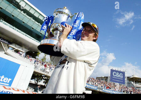 Ian Harvey, le « joueur du match » de Gloucestershire, célèbre avec le trophée, après le match final du Trophée C&G contre Worcestershire au terrain de cricket de Lord à Londres. Gloucestershire a remporté la finale par sept lickets. Banque D'Images