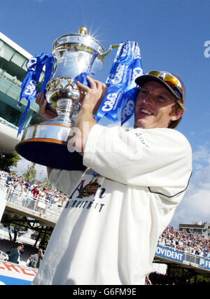 Ian Harvey, le « joueur du match » de Gloucestershire, célèbre avec le trophée, après le match final du Trophée C&G contre Worcestershire au terrain de cricket de Lord à Londres. Gloucestershire a remporté la finale par sept lickets. Banque D'Images