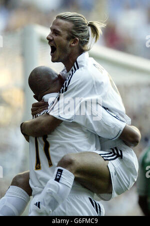 David Beckham (à droite) du Real Madrid célèbre avec son coéquipier Ronaldo après avoir misé contre Real Betis lors de ses débuts dans la ligue lors du premier match de Real de la saison espagnole Primera Liga au stade Bernabeu à Madrid, en Espagne. Banque D'Images