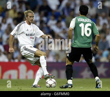 David Beckham du Real Madrid tient le ballon loin de l'Ismael de Real Betis lors de sa première ligue pour le Real Madrid dans leur premier match de la saison espagnole Primera Liga, contre le Real Betis, au stade Bernabeu de Madrid, en Espagne. Madrid a remporté le match 2-1, avec Beckham marquant le premier but après seulement deux minutes. Banque D'Images