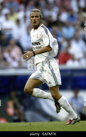 David Beckham du Real Madrid lors de ses débuts de ligue pour le club dans leur premier match de la saison espagnole Primera Liga, contre le Real Betis, au stade Bernabeu à Madrid, en Espagne. Banque D'Images