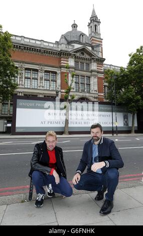 Les artistes Michael Elmgreen (à gauche) et Ingar Dragset (à droite) avec un palissade publicitaire qui propose de vendre une partie du Victoria and Albert Museum dans le cadre de leur installation « demain » au V&A, Londres. Banque D'Images