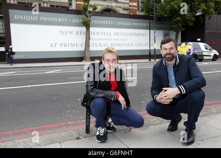 Les artistes Michael Elmgreen (à gauche) et Ingar Dragset (à droite) avec un palissade publicitaire qui propose de vendre une partie du Victoria and Albert Museum dans le cadre de leur installation « demain » au V&A, Londres. Banque D'Images