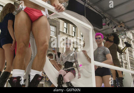 Un flotteur passe le long de Whitehall dans le centre de Londres, dans le cadre du défilé gay Pride Mardi gras 2003. Des policiers en uniforme ont mené la marche de 60,000 personnes, les militants se précipitant dans le tournant du changement d'attitude de la police envers la communauté gay. Banque D'Images