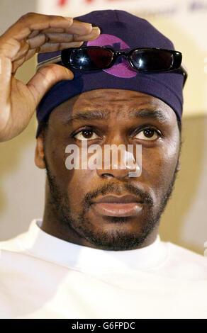 Dossier de la bibliothèque PA daté du 15/05/2001 du boxeur poids lourd Audley Harrison, qui a de bonnes chances de faire des vagues à Sydney pour une deuxième fois, a été mis en suspens en raison des engagements de combat du champion olympique britannique aux États-Unis. Le voyage de Harrison à Sydney a été de prouver une étape importante dans ce développement, avec l'australien Colin Wilson pour fournir le stern test comme son premier adversaire professionnel de Southpaw. Cependant, le voyage de 12,000 miles s'est avéré un anticlimax coûteux lorsque l'ensemble de la promotion a été reporté seulement 48 heures avant l'heure du spectacle. Banque D'Images