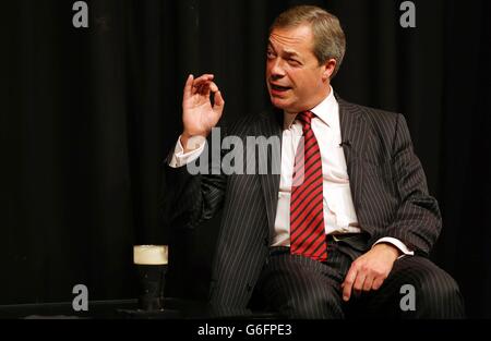 Nigel Farage, chef du Parti pour l'indépendance du Royaume-Uni, lors de l'événement « UNE bière et un fag with Farage » au Comedy Store de Manchester, le deuxième jour de la Conférence du Parti conservateur à Manchester. Banque D'Images