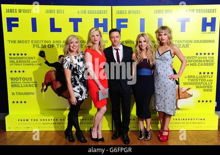 Joy McAvoy, Shauna Macdonald, James McAvoy, Joanne Froggatt et Imogen Poots arrivent à la première de filth à l'Odeon West End à Londres. Banque D'Images