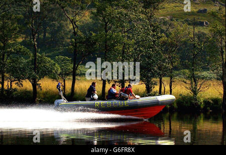 Les gardes-côtes chassent les rives du Loch Lomond pour Adam Sadd, 15 ans, qui a disparu lors d'un voyage de camping dans la région Ardlui de Loch Lomond, Argyll et Bute. La police de Strathclyde a fait appel pour l'aider à le trouver. Adam, de Gateshead, était en vacances avec son frère Joseph, âgé de 11 ans, sa mère Janette et son beau-père Terence Cooper lorsqu'il a disparu. La famille séjournait au Ardlui Holiday Home and Caravan Park et a soulevé l'alarme vers 21h la nuit dernière. Adam a été vu pour la dernière fois par un membre de la famille vers 16:45 hier sur la rive opposée du Loch Lomond d'Ardlui. Banque D'Images