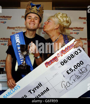 L'ancienne actrice de Coronation Street Julie Goodyear avec le Fancy a Flutter SOAP Genius 2003 lauréat James Tyrell, âgé de 18 ans du Wirral, à la finale du Fancy a Flutter SOAP Genius 2003, tenue au Hard Rock Cafe dans le centre de Londres. Banque D'Images