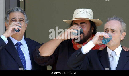 Les légendaires trois Tenors (L-R) Placido Domingo, Luciano Pavarotti et Jose Carreras arrivent à la renaissance du seul spa thermal naturel du Royaume-Uni au Thermae Bath Spa, Bath Street. 07/08/03 : trois des plus grands chanteurs d'opéra du monde étaient sur scène à Bath ce soir pour une représentation de trois Tenors dans la ville. José Carreras, Placido Domingo et Luciano Pavarotti chantaient devant la toile de fond du célèbre croissant royal de la ville. Banque D'Images