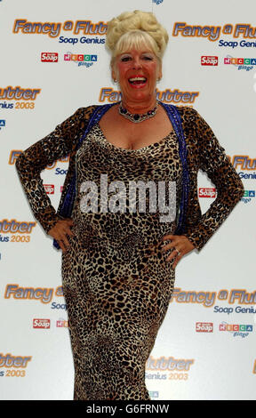 L'ancienne actrice de Coronation Street Julie Goodyear lors de la grande finale Fancy a Flutter SOAP Genius 2003 qui s'est tenue au Hard Rock Cafe dans le centre de Londres. Le gagnant est James Tyrell, 18 ans du Wirral. Banque D'Images