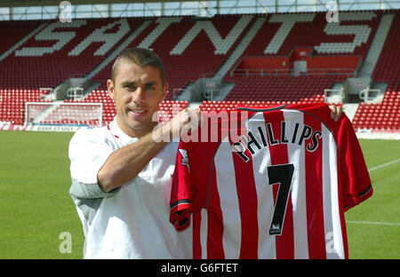 Kevin Phillips, ancien attaquant de Sunderland, au stade St Mary's, où il a signé un contrat de transfert de 3 millions pour devenir joueur du Southampton football Club. Banque D'Images