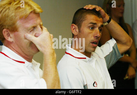 Kevin Phillips, ancien attaquant de Sunderland (à droite), accompagné du nouveau Manager Gordon Strachan au stade St Mary's, où il a signé un contrat de transfert de 3 millions pour devenir joueur du Southampton football Club. L'accord qui a pris plus de semaines à terminer a été retardé après quelques problèmes techniques cet après-midi. AUCUNE UTILISATION DE SITE WEB/INTERNET À MOINS QUE LE SITE NE SOIT ENREGISTRÉ AUPRÈS DE L'ASSOCIATION DE FOOTBALL PREMIER LEAGUE Banque D'Images