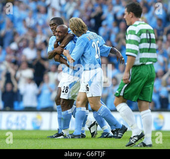 Man City v TNS 2 joueurs célébrer Banque D'Images