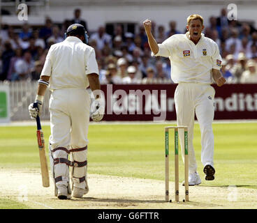 Shaun Pollock, en Afrique du Sud, célèbre le piégeage du bnb Nasser Hussain (à gauche) de l'Angleterre pour 116, au cours de la deuxième journée du troisième match d'essai de npower à Trent Bridge, Nottingham. Banque D'Images