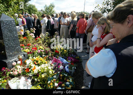 Les membres du public paient leurs respects dans le jardin du souvenir à Omagh à l'occasion du cinquième anniversaire de la véritable attaque de l'IRA. Après un bref service commémoratif dans la ville, les proches des personnes tuées dans l'attaque, qui ont coûté la vie à 31 personnes, dont deux jumeaux à naître, ont lu une déclaration remerciant les services d'urgence pour leur travail ce jour-là. Banque D'Images