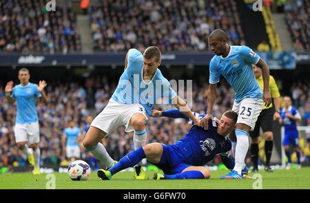 Ross Barkley (au centre) d'Everton lutte pour le ballon avec Luis Fernandinho (à droite) et Matija Nastasic (à gauche) de Manchester City Banque D'Images