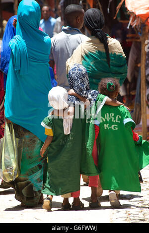 Les élèves éthiopiens dans les bras ensemble dans la rue, Harar, en Ethiopie Banque D'Images