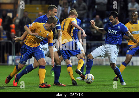 Soccer - Johnstones Paint Trophy - Mansfield Town / Chesterfield - One Call Stadium.Samuel Clucas (à gauche) de Mansfield Town et Sam Hid, de Chesterfield, se battent pour le ballon Banque D'Images