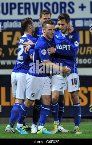 Soccer - Johnstones Paint Trophy - Mansfield Town / Chesterfield - One Call Stadium.Gary McSheffrey, de Chesterfield (à gauche), célèbre le but d'ouverture de son équipe avec ses coéquipiers Banque D'Images