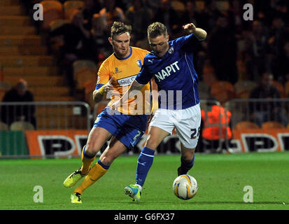 La bataille de Ritchie Sutton (à gauche) et de Gary McSheffrey de Chesterfield Town pour le ballon Banque D'Images