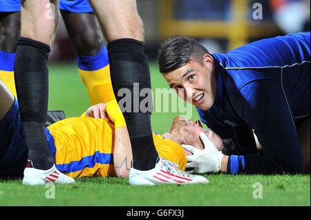 Soccer - Johnstones Paint Trophy - Mansfield Town / Chesterfield - One Call Stadium.Ritchie Sutton de Mansfield Town avant d'être étiré après une collision dans la boîte Banque D'Images